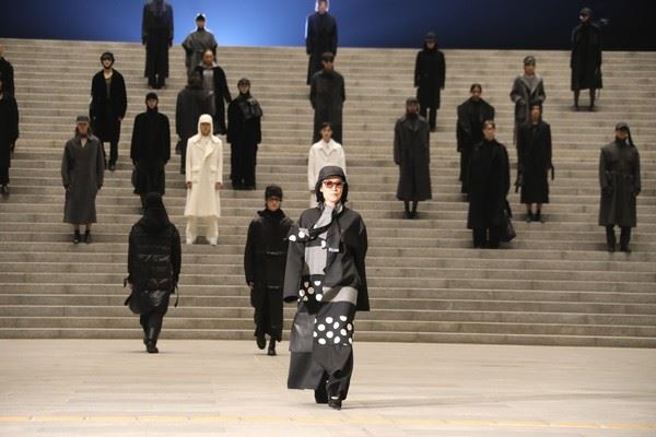 2021 서울 패션위크 무대에 선 정미경 모델