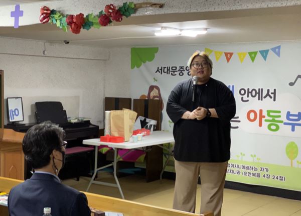 이응관 가스펠매지션의 캔재생마술 시연을 하고있다.