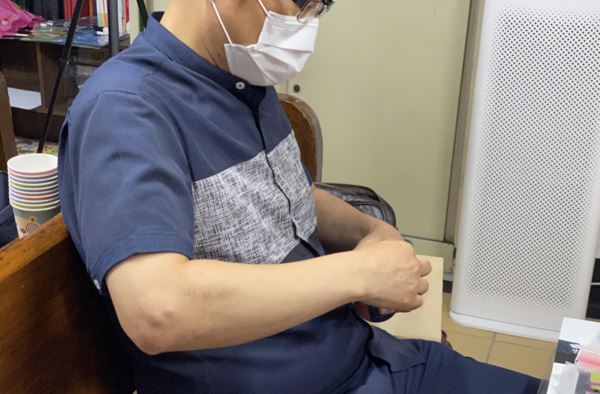 참가자분이 가스펠매직을 배우고 있다.
