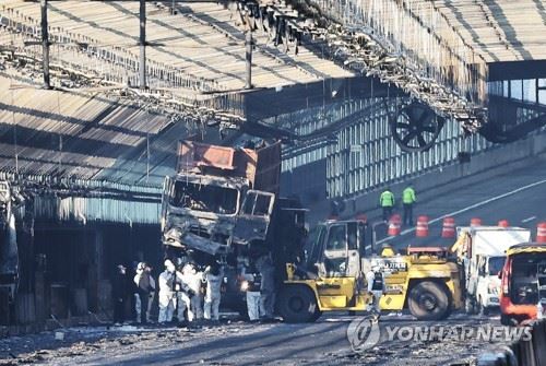 최초 발화 차량 살펴보는 관계자들 [사진제공 : 연합뉴스]