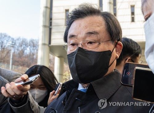 취재진과 인터뷰 하는 이병기 전 대통령 비서실장 [사진제공 : 연합뉴스]
